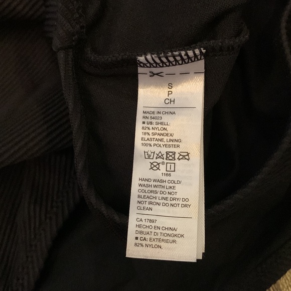 Gorgeous one piece black ribbed one shoulder swimsuit from Old Navy. Size Small - Picture 4 of 7